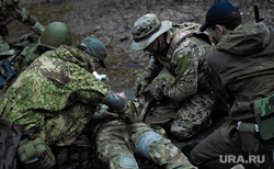 Военно-тактическая подготовка гражданского населения на полигоне. Пермь, тренировка, эвакуация, противостояние, раненый, военные, солдаты, лес, убитый, ранение, война, оказание помощи, бинт, помощь, подготовка, конфликт, тайга, зеленка, бинты, весна, перевязка, мобилизация, сво, оказание первой помощи