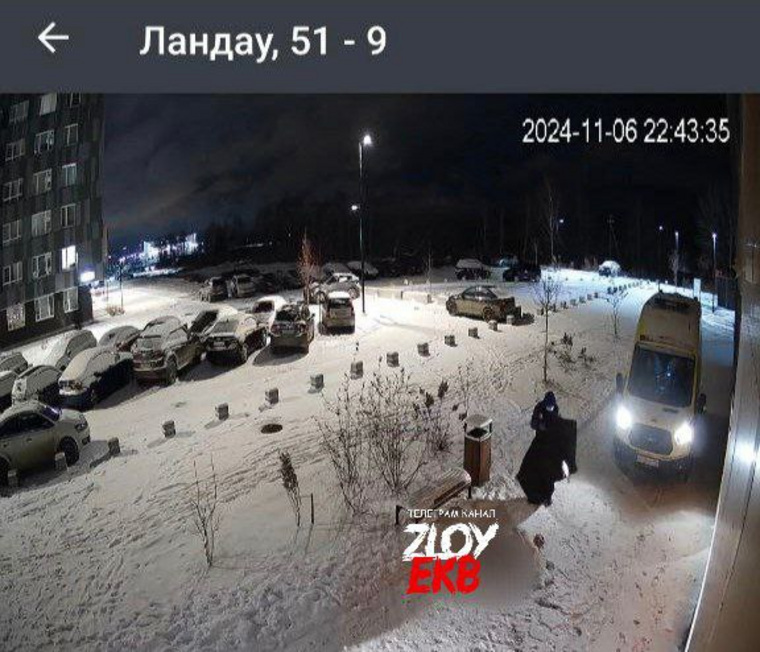 За упавшим мужчиной приехала скорая помощь