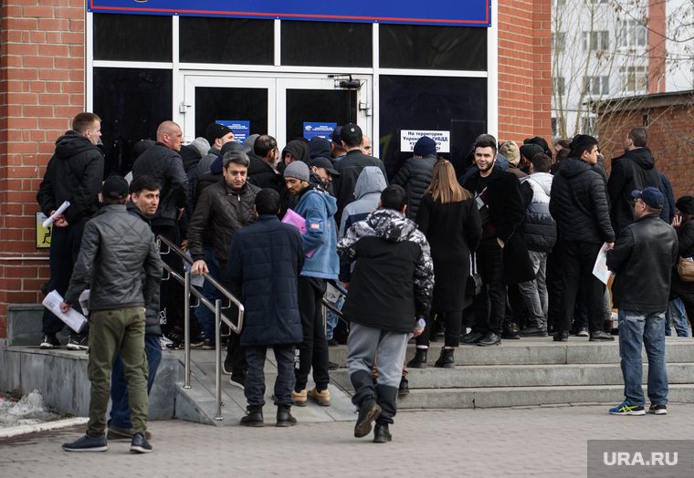 Мигранты у экзаменационного отдела ГИБДД. Екатеринбург 