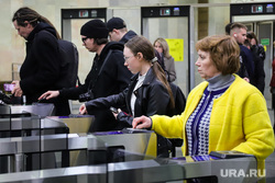 Запуск тематического «космического» состава метро.  Екатеринбург, турникет, метро, станция 1905 года, пассажиры в метро