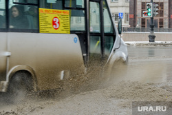 Оттепель в городе. Челябинск, лужи, слякоть, грязь, оттепель, маршрутка, дорога, автомобили, мокрый асфальт, потепление, весна, климат, автотранспорт, 3 маршрут