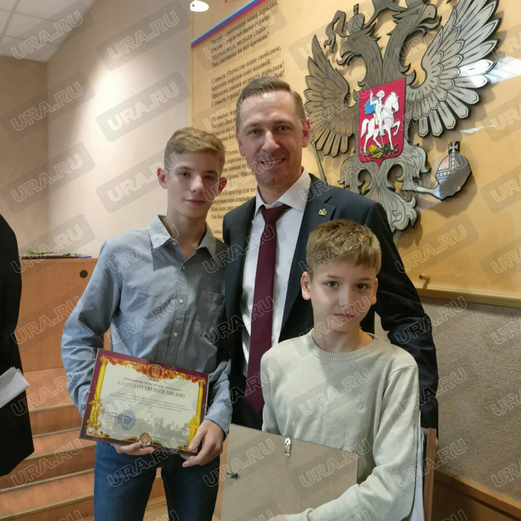 Кирилл (слева), Илья (справа) с Александром Кашигиным