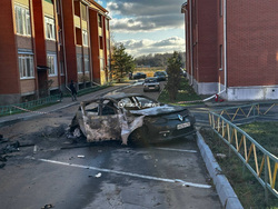 Один из обломков дрона попал на припаркованный автомобиль