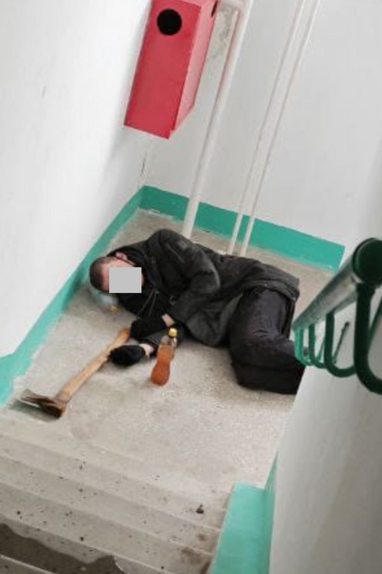 Мужчина регулярно гуляет с топором