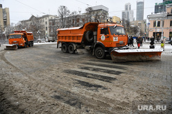 Снежная погода в Екатеринбурге, уборка снега, снегоуборочная техника, снег на дороге, площадь1905 года