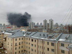 Дым от горящего здания виден издалека
