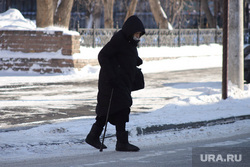 Город. Курган, снег, пенсионерка, пешеходный переход, зима, бабушка