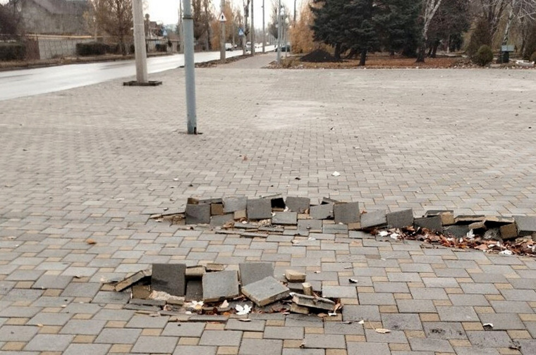 В полиции Ясиноватой уже занимаются поиском испортивших площадь вандалов
