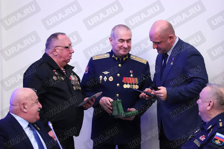 Жога с благодарностью принял подарок