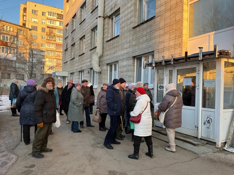 Жители Новоуральска ждут открытия поликлиники у входа
