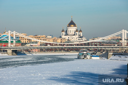 Фрунзенская набережная. Москва, зима, крымский мост, храм христа спасителя, министерство обороны рф, москва-река