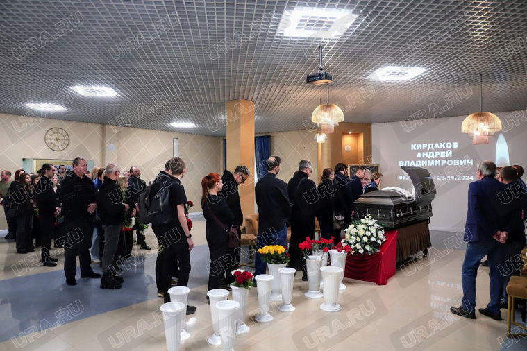 Там собралось около сотни человек