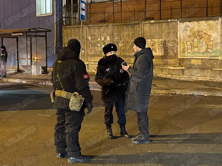 Задержанных увезли в отдел полиции