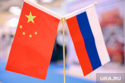 Представители китайских компаний на выставке МеталлЭкспо 2024. Москва, флаг россии, флаг китая