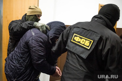 В Басманном суде на оглашении меры пресечения Виктору Ишаеву. Москва, фсб, маски-шоу, задержанный, конвоирование осужденного, задержание