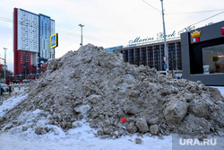 Уборка снега в Железнодорожном районе. Екатеринбург , улица челюскинцев