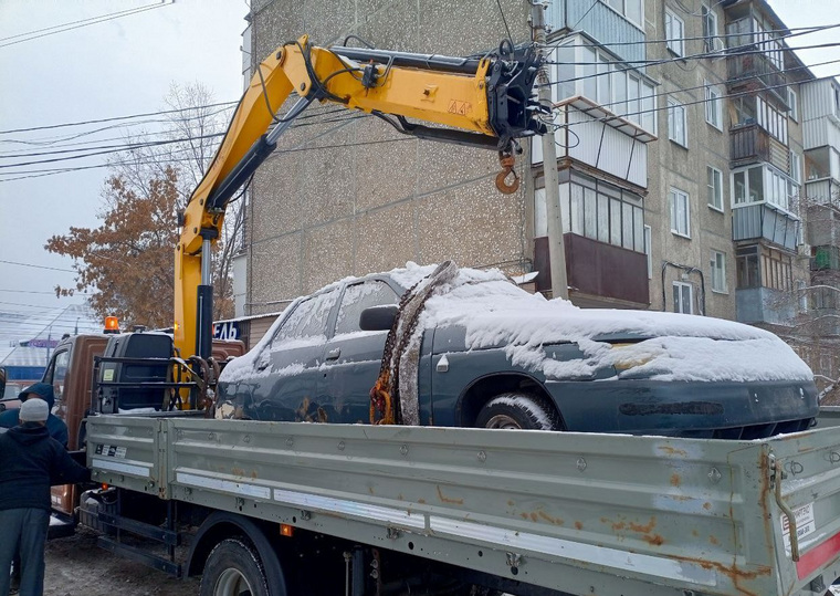 В Челябинске эвакуировали брошенный во дворах ВАЗ