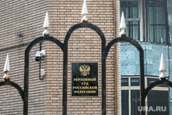 Помывка памятника Юрию Гагарину на Октябрьской площади. Москва