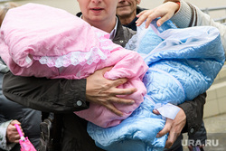 Выписка из роддома. Екатеринбург, роддом, двойняшки, материнский капитал, дети, девочка, мальчик, младенец, новорожденные