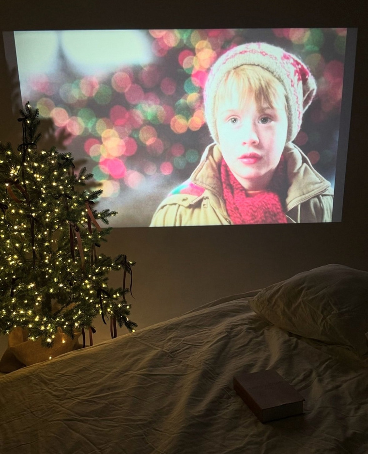 В White wall можно делать фото и смотреть фильмы
