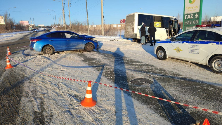 В аварии пострадали два пассажира микроавтобуса