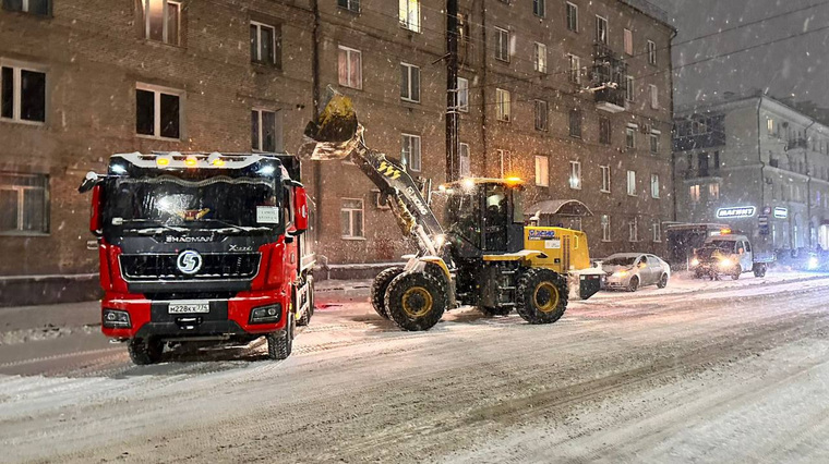 С улиц Челябинска продолжают вывозить снег