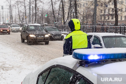 Снегопад в Екатеринбурге. Екатеринбург, снег, проезжая часть, непогода, нечищенная дорога, гибдд, инспектор дпс, снегопад, автомобили