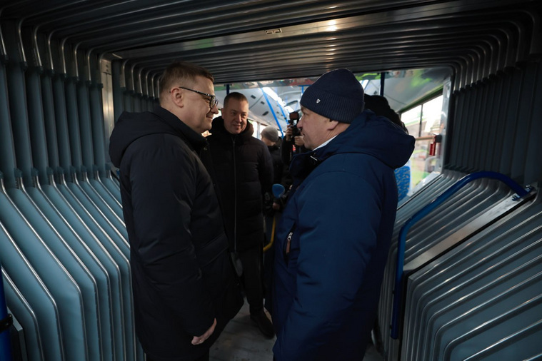 Текслер осмотрел новые автобусы особо большого класса, закупленные для Челябинска
