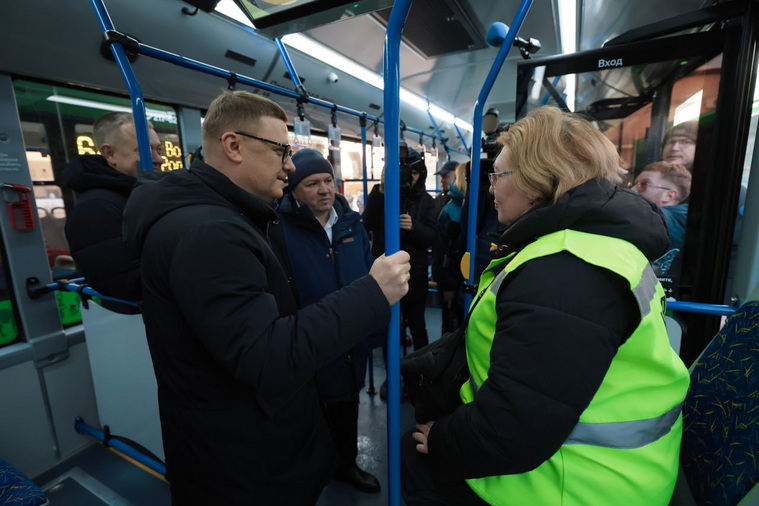 Челябинску передано 9 новых автобусов особо большого класса