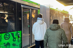 Новый автобус с гармошкой. Челябинск, остановка общественного транспорта, пассажиры, пассажирский транспорт, городской транспорт, автобус с гармошкой