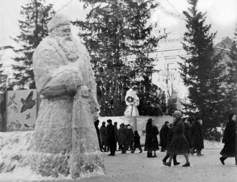 Один из примеров, как выглядела зимой площадь в 50-е