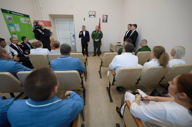 Губернатор вручил награды медикам