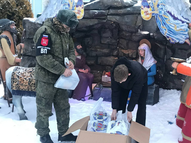 Малышам уже передали новогодние сюрпризы