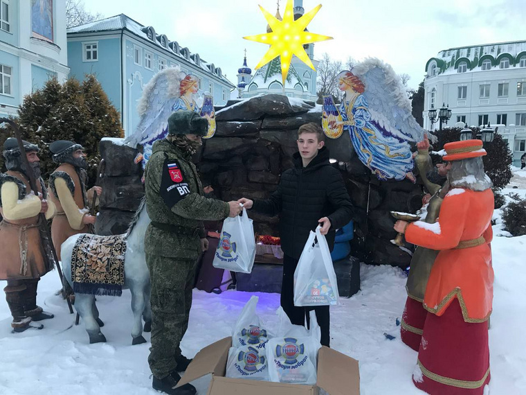 Подарочные наборы собирали юные добровольцы благотворительного фонда
