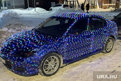 Машина с гирляндами. Челябинск, машина, mazda, автомобиль, мазда, украшения, гирлянда