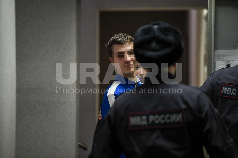 Парень улыбался