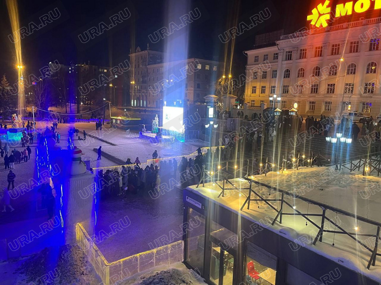 Очередь растянулась чуть ли не до проспекта Ленина