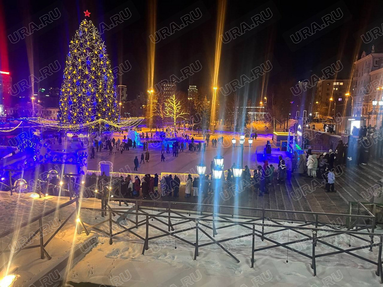 Толпу перед входом запечатлели около 19:30