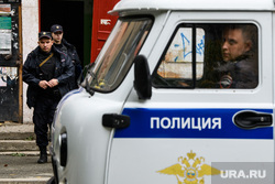 Следственно-оперативные действия в отношении Владимира Александрова. Свердловская область, Нижний Тагил , полицейские, общежитие, подъезд, полиция, полицейский автомобиль
