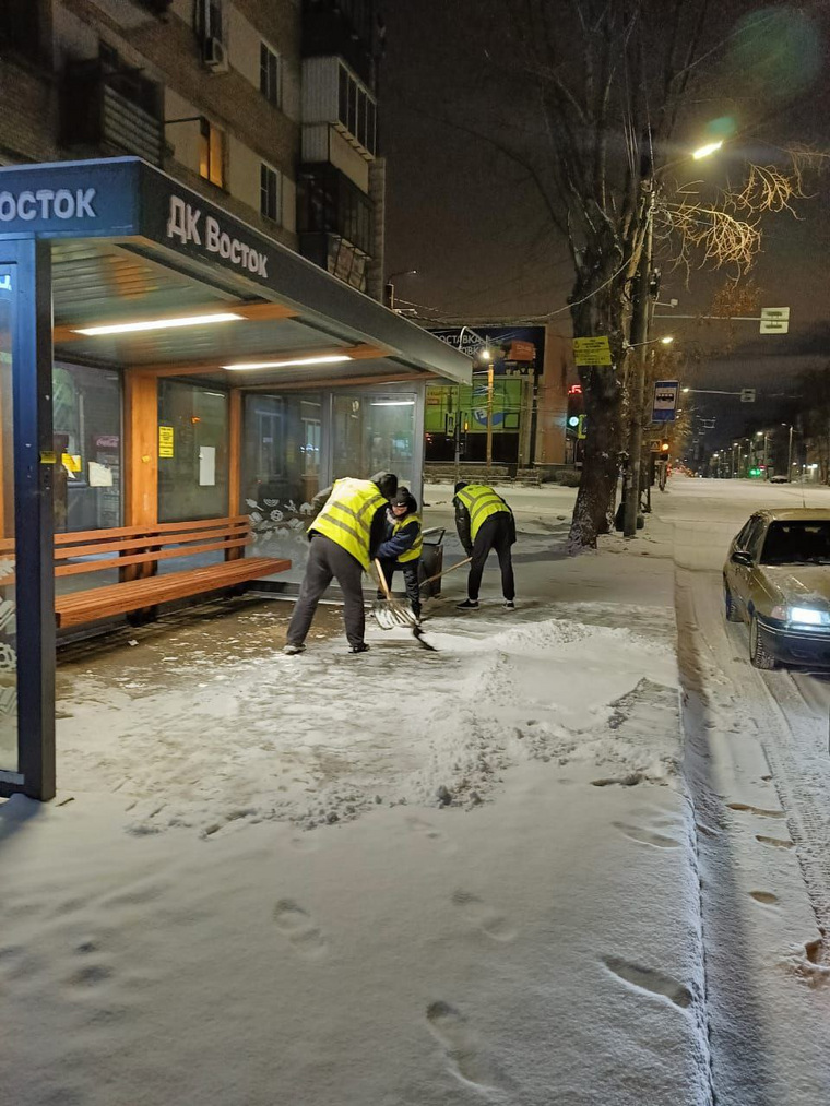 В Челябинске проводится ручная и механизированная зачистка остановок