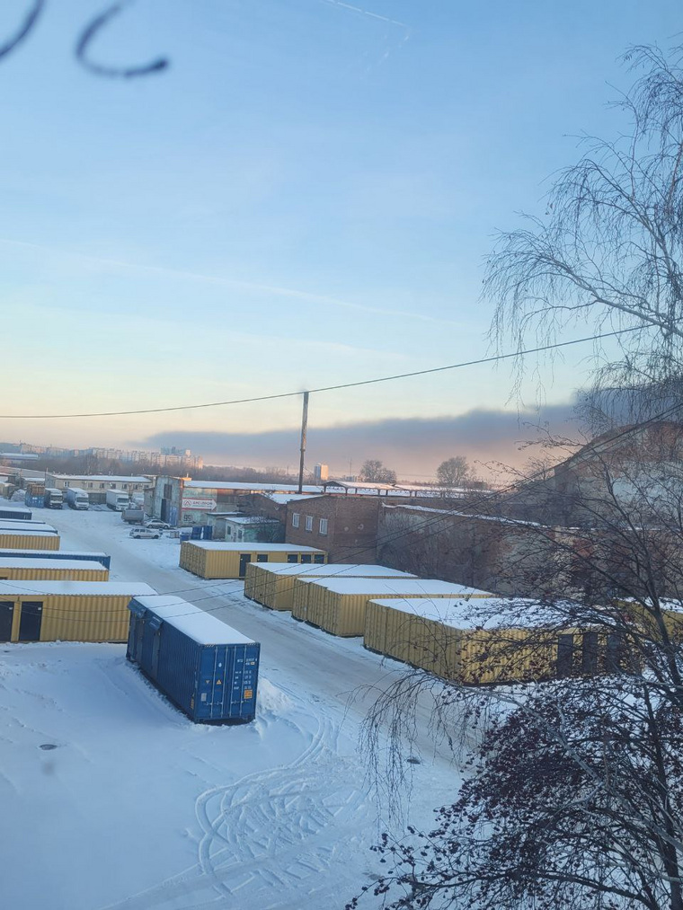 Очевидцы сообщают об огромном столбе черного дыма