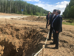 Смирнов с Александром Устиновым, который был его заместителем, а сейчас возглавляет Краснотурьинск — на строительстве водовода
