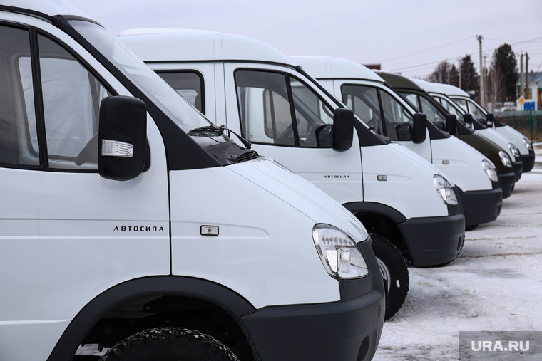 Вручение сотрудникам Уральской авиабазы ключей от автомобилей, приобретенных для организации тушения пожаров в лесах региона. Сысерть