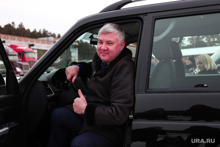 Вручение сотрудникам Уральской авиабазы ключей от автомобилей, приобретенных для организации тушения пожаров в лесах региона. Сысерть