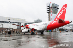 Подготовка рейса авиакомпании Red Wings Екатеринбург-Саратов. Екатеринбург, ред вингс, сухой суперджет, ssj100, sukhoi superjet100, авиакомпания red wings
