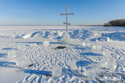 Молебен в честь освящения воды Шершневского водохранилища в Малой Сосновке Сосновского района Челябинской области, снег, купель, крест на льду