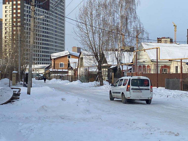 По поселку разъезжала машина медиков. Чем конкретно они занимались, неизвестно