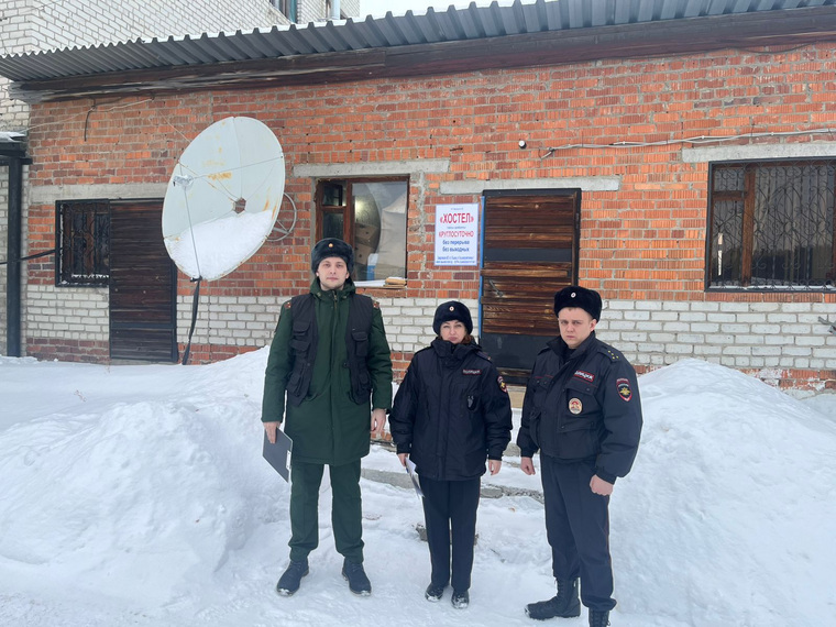 В этом им помогали полицейские