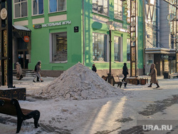 Уборка снега в Екатеринбурге, ленинский район, улица вайнера