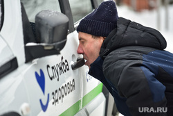 Церемония вручения представителям медучреждений Среднего Урала 128 автомобилей, приобретенных в рамках государственной программы «Модернизация первичного звена здравоохранения Свердловской области». Екатеринбург